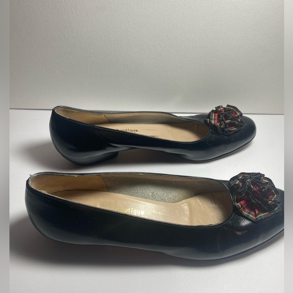 SALVATORE FERRAGAMO Black Leather Women's Shoes with Floral Accent - Picture 3 of 7